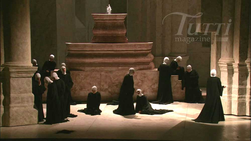 <i>Suor Angelica</i> mis en scène par Cristina Pezzoli au Teatro Comunale di Modena.