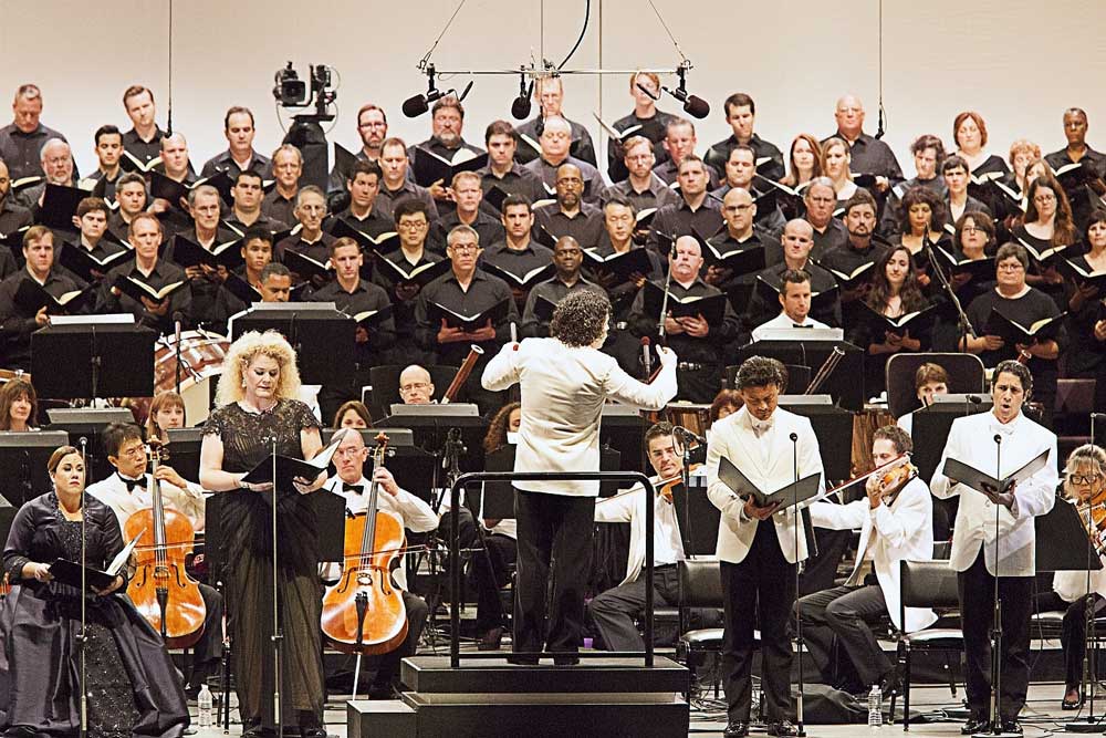 Gustavo Dudamel dirige le <i>Requiem</i> de Verdi à l’Hollywood Bowl. Autour de lui, de gauche à droite : Juliana DiGiacomo, Michele DeYoung, Vittorio Grigolo et Ildebrando D’Archangelo.  © Augusta Quirk